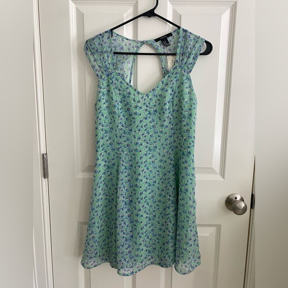 NEW WITH TAGS FOREVER 21 FLORAL DRESS - Picture 1 of 4